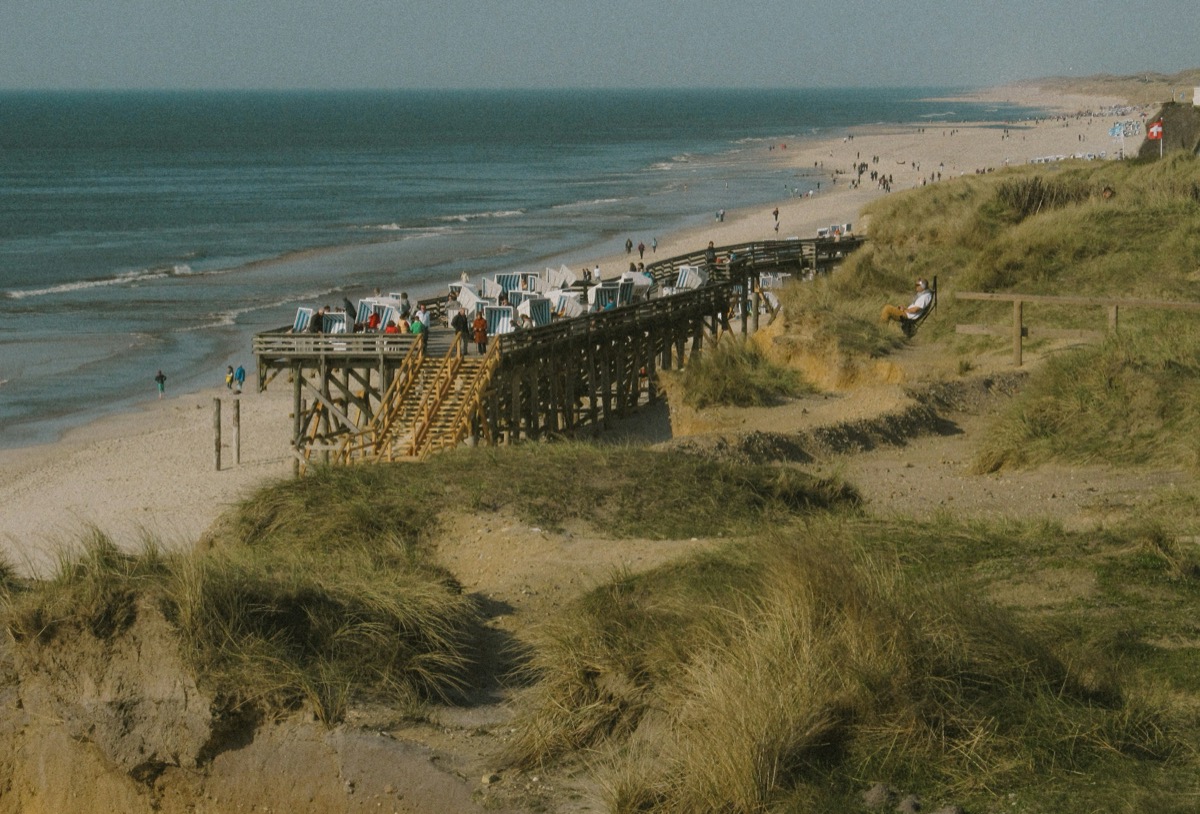 Strandbar und Holzplattform an der Küste von Rantum auf Sylt