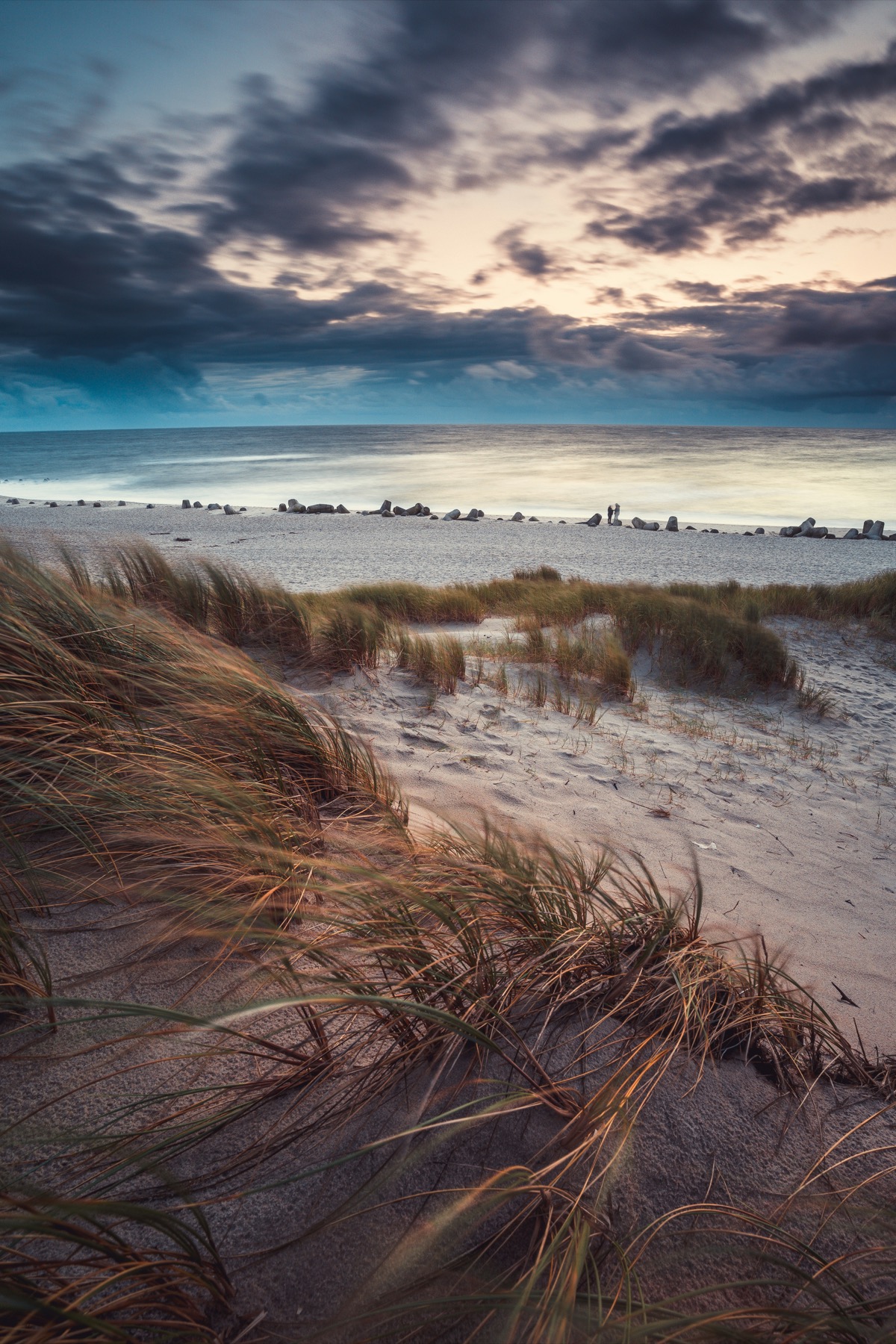 Dünenlandschaft auf Sylt bei Sonnenuntergang mit Strandgras