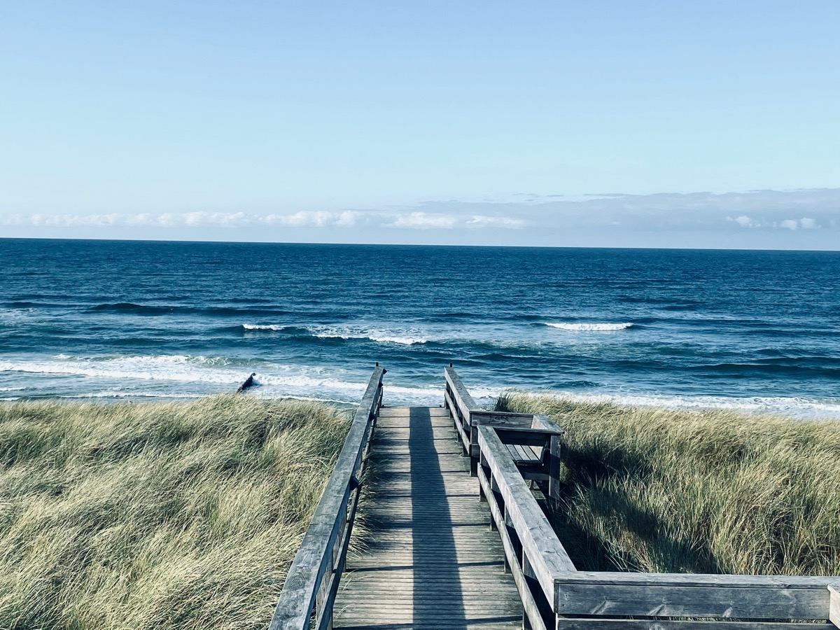 Holztreppe durch Dünen zum Strand auf Sylt