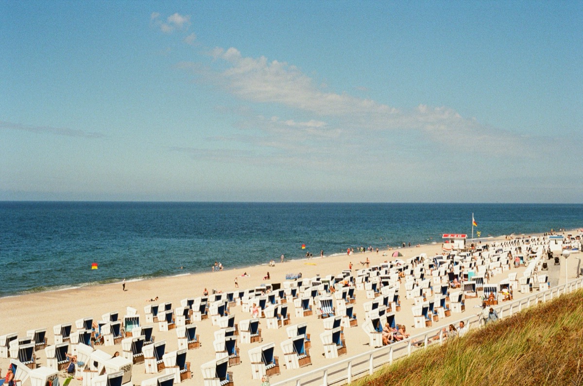 Panorama vom Sylter Strand mit hunderten Strandkörben im Sommer