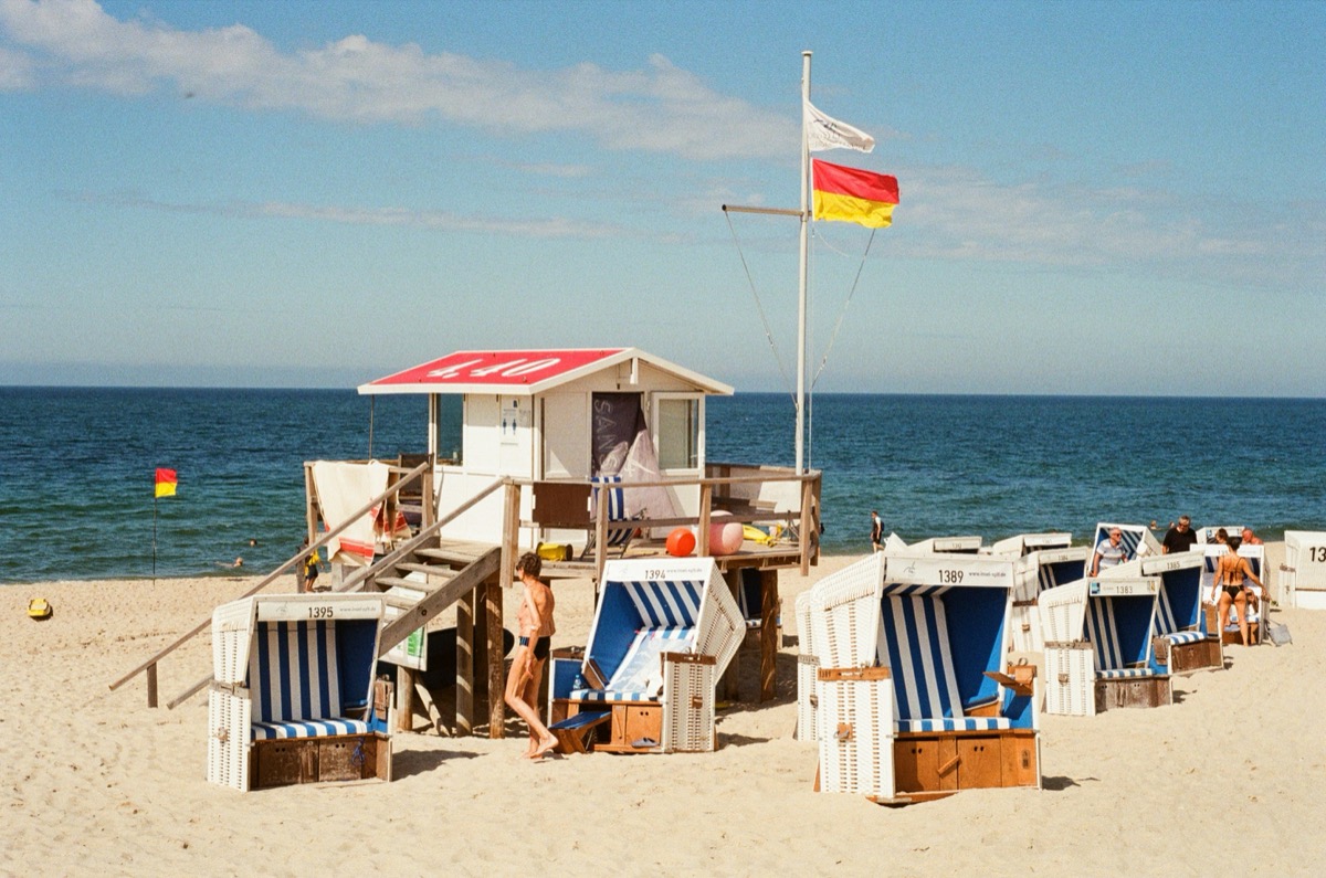 Strand auf Sylt mit Rettungsturm und Strandkörben im Sommer