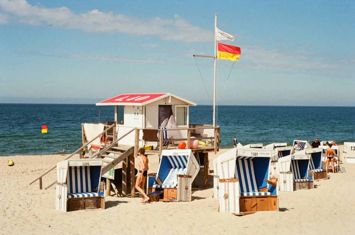 Strand auf Sylt mit Rettungsturm und Strandkörben im Sommer