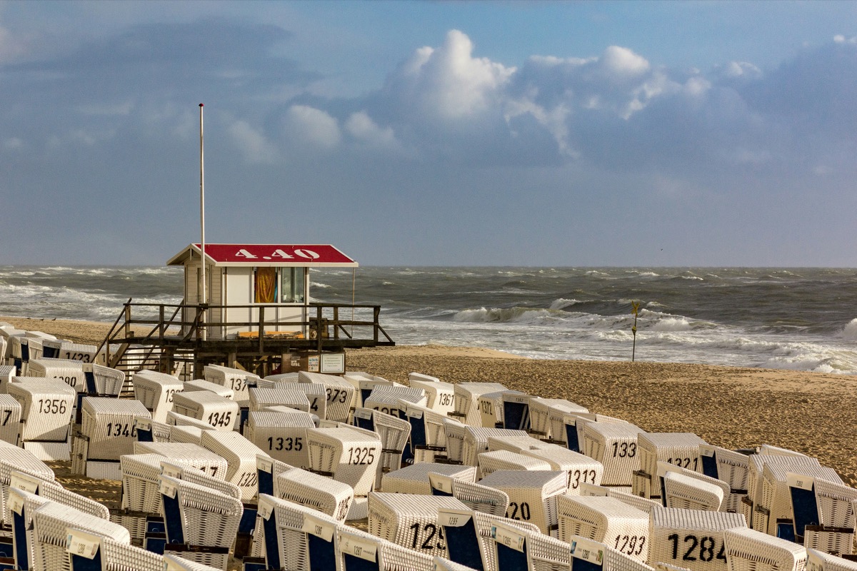 Strandkörbe und Rettungsturm am Strand auf Sylt