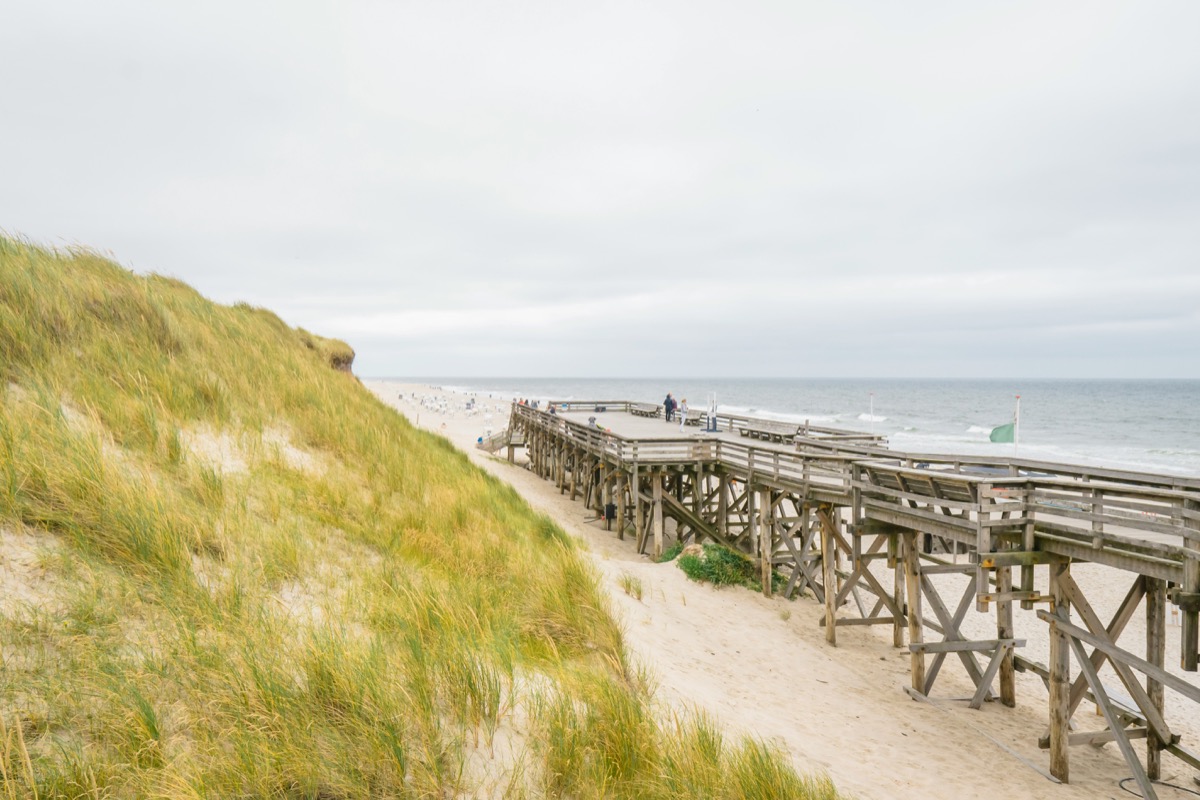 Holzsteg zum Strand auf Sylt - Strandübergang für Familien