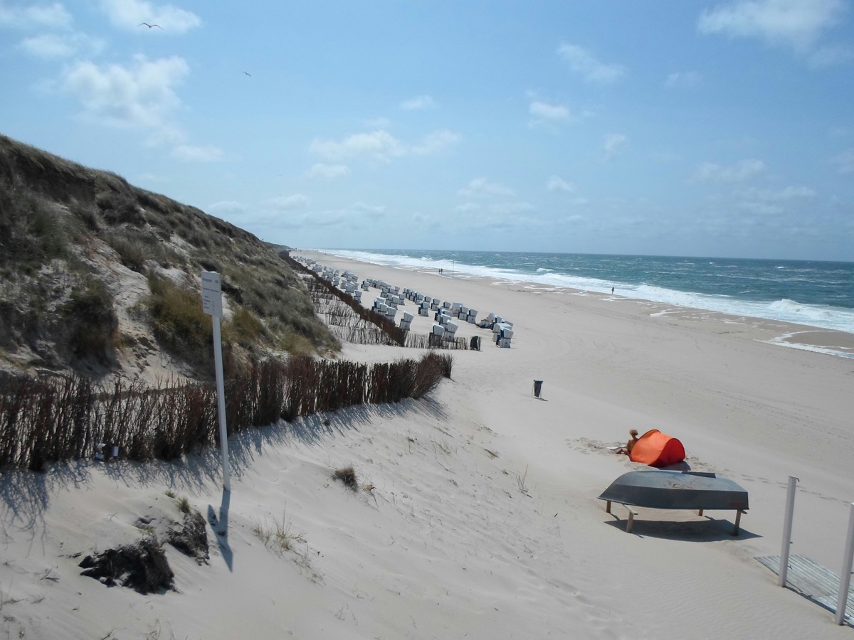 Windiger Strand mit Dünen auf Sylt - ideal zum Surfen