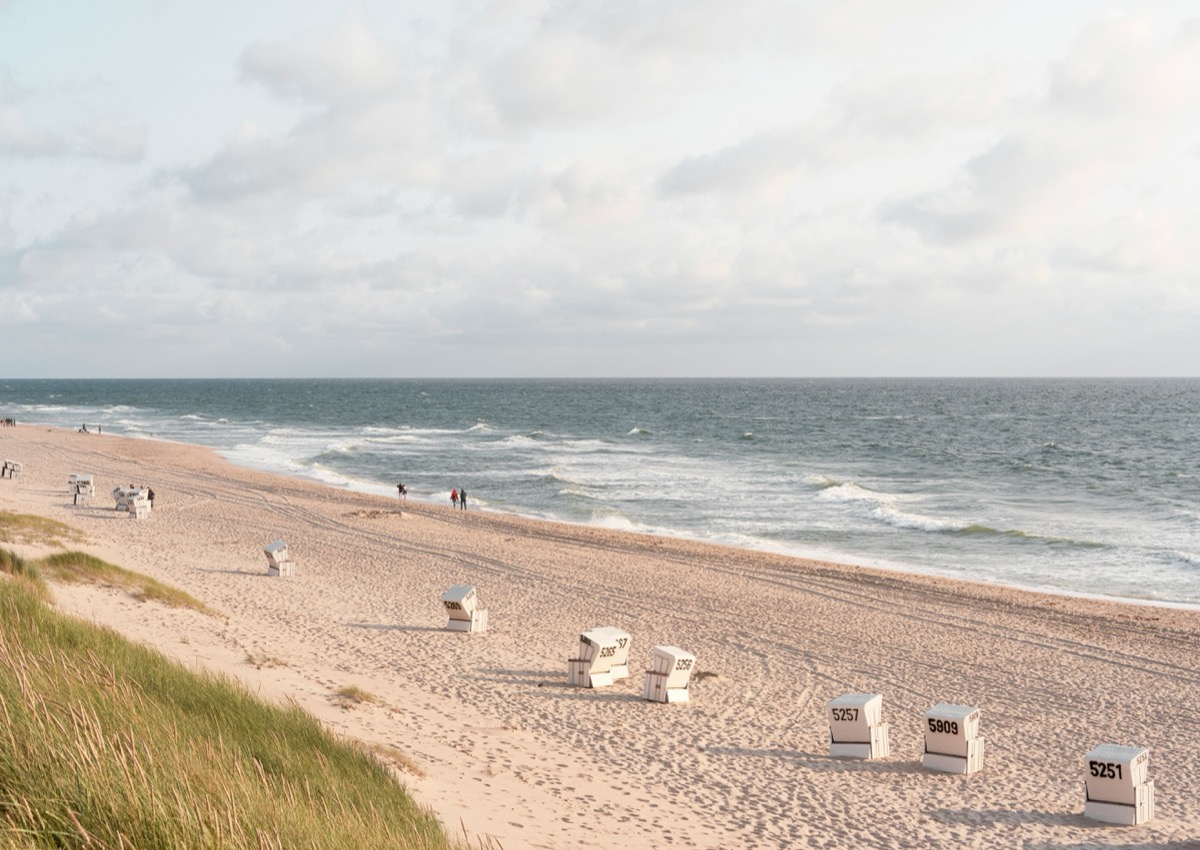 Strand von Wenningstedt auf Sylt mit Strandkörben und Dünen