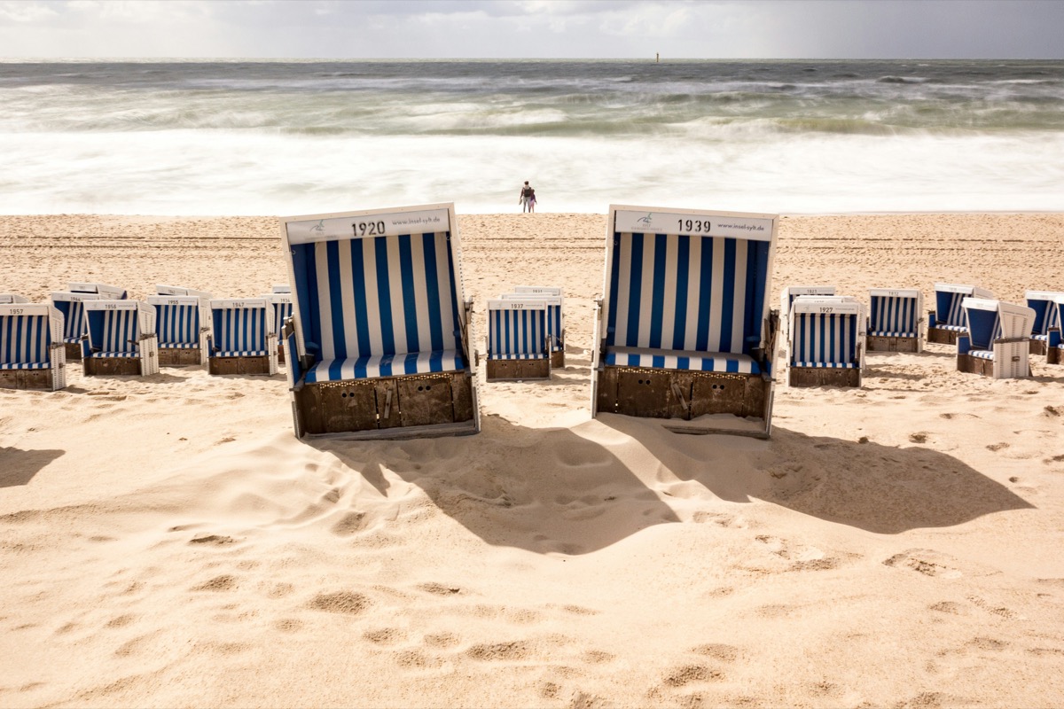 Blau-weiß gestreifte Strandkörbe am Strand von Westerland auf Sylt